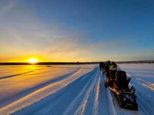 Finlande Laponie Muonio Nivunki Village safari motoneige lac gelé lever soleil voyage o-nord