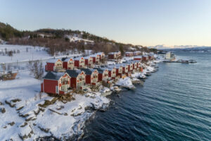 Norvège Laponie Mestervik Malangen Resort vue générale hiver batiment principal appartement mer voyage o-nord