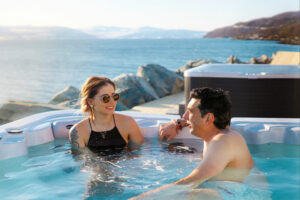 Norvège Laponie Mestervik Malangen Resort jacuzzi couple séjour mer voyage o-nord