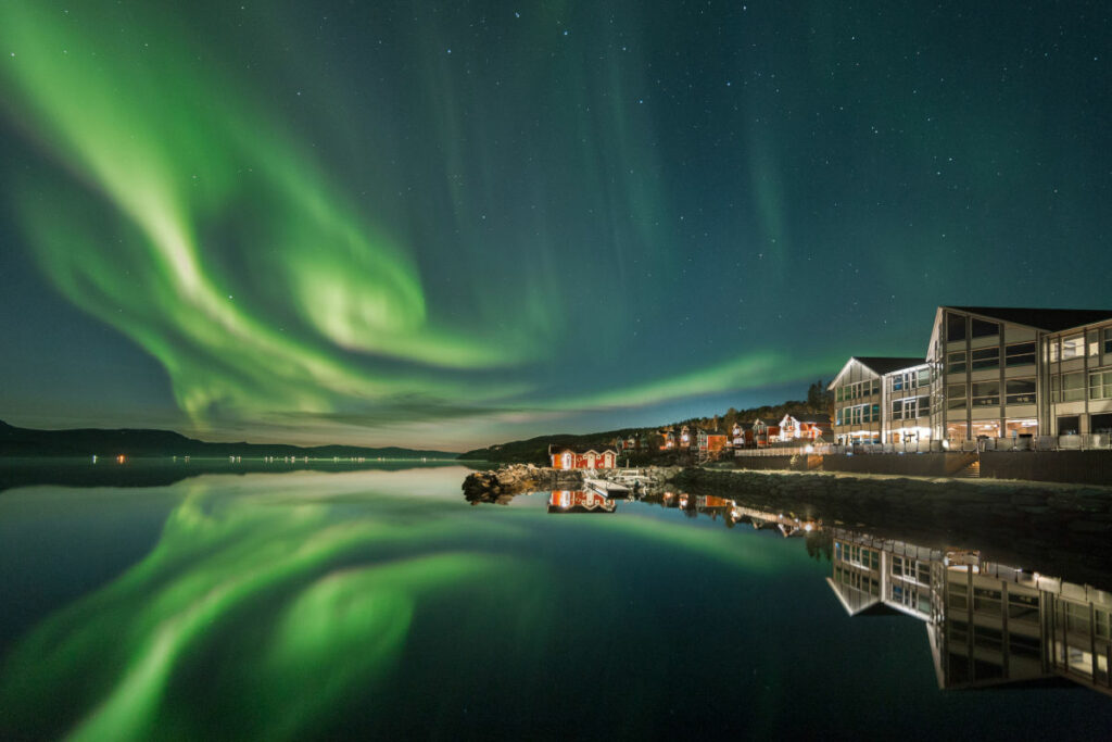 Norvège Laponie Mestervik Malangen Resort vue générale aurores boréales batiment principal appartement mer voyage o-nord