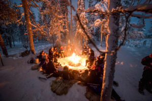 Finlande Laponie Salla Wilderness Lodges Aurores Boréales Forêt Lumières du Nord feu de camp activité hiver voyage o-nord