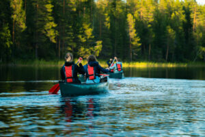 Finlande Laponie Salla Wilderness Lodges été actvités canoe lac Forêt soleil de minuit voyage o-nord