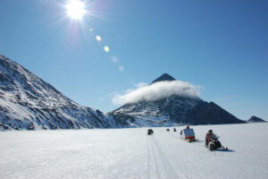 Canada Nunavut Pond Inlet Arctic Kingdom Banquise Glace Motoneige Traîneau Qamutik Montagnes voyage o-nord