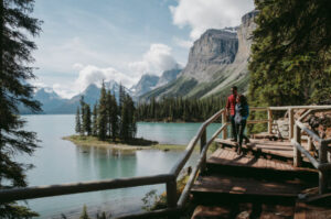 Canada Colombie Britannique Jasper Discover Canada Tours Maligne Lake Montagnes Forêts Lac Île Promenade voyage o-nord