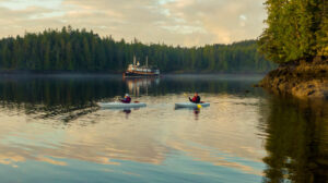 Canada Colombie Britannique Desolution Sound Maple Leaf Adventures Kayak Swell Bateau Baie Coucher de Soleil voyage o-nord