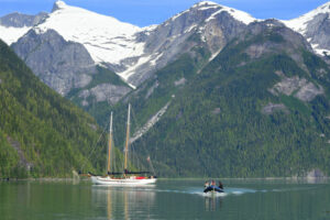 Canada Colombie Britannique Maple Leaf Adventures Croisière Goélette Bateau Voilier Maple Leaf Zodiac Baie Bras de mer Fjord Montagnes Neige Forêt voyage o-nord