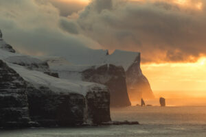 Danemark Féroé archipel hiver montagnes majestueuses hiver découverte guide falaises abruptes sommets enneigés falaises lever soleil voyage o-nord