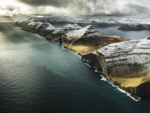 Danemark Féroé archipel hiver montagnes majestueuses hiver découverte guide falaises abruptes sommets enneigés voyage o-nord