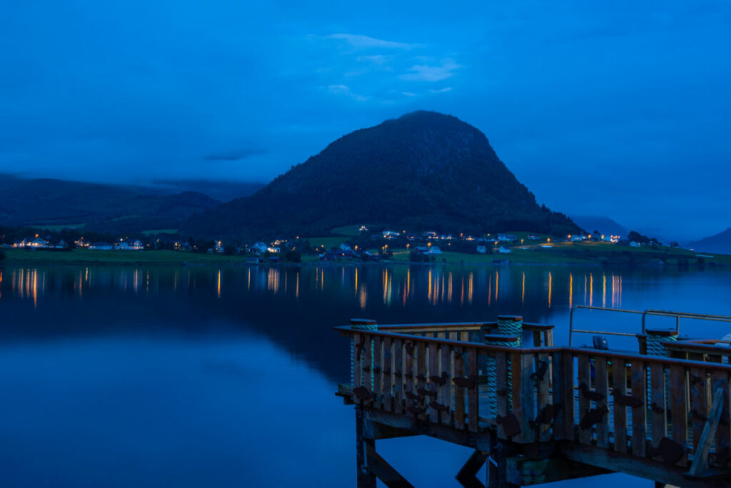 Norvège TunheimsFjørå Lodge Vanylvsfjord ponton nuit fjord charme haut de gamme voyage o-nord