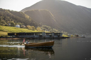 Norvège TunheimsFjørå Lodge Vanylvsfjord bateau bois fjord charme haut de gamme voyage o-nord