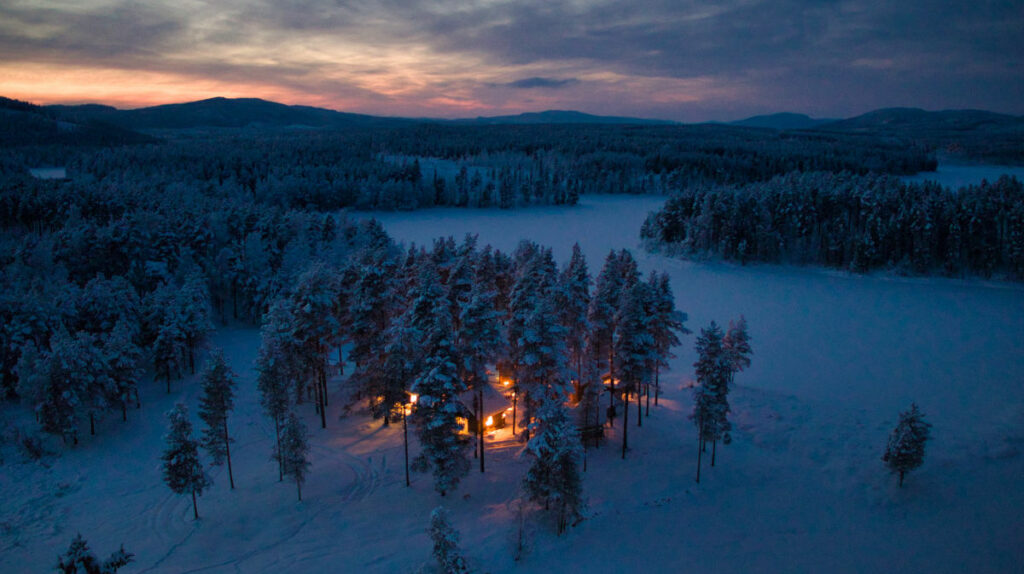 Suède Gunnarsbyn Arctic Retreat hiver nuit vue panorama bois forêts neige lacs gelés voyage o-nord