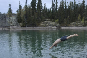 Canada Northwest Territories YellowKnife Blachford Lodge baignade lac forêt