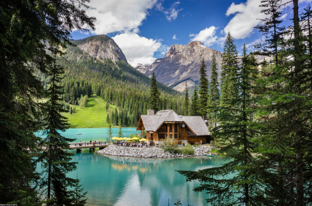 Canada Alberta Banff Emerald Lake Lodge montagnes lac été nuages forêts grands espaces pont voyage o-nord