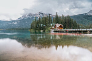 Canada Alberta Banff Emerald Lake Lodge montagnes lac sommets enneigés nuages forêts pont voyage o-nord