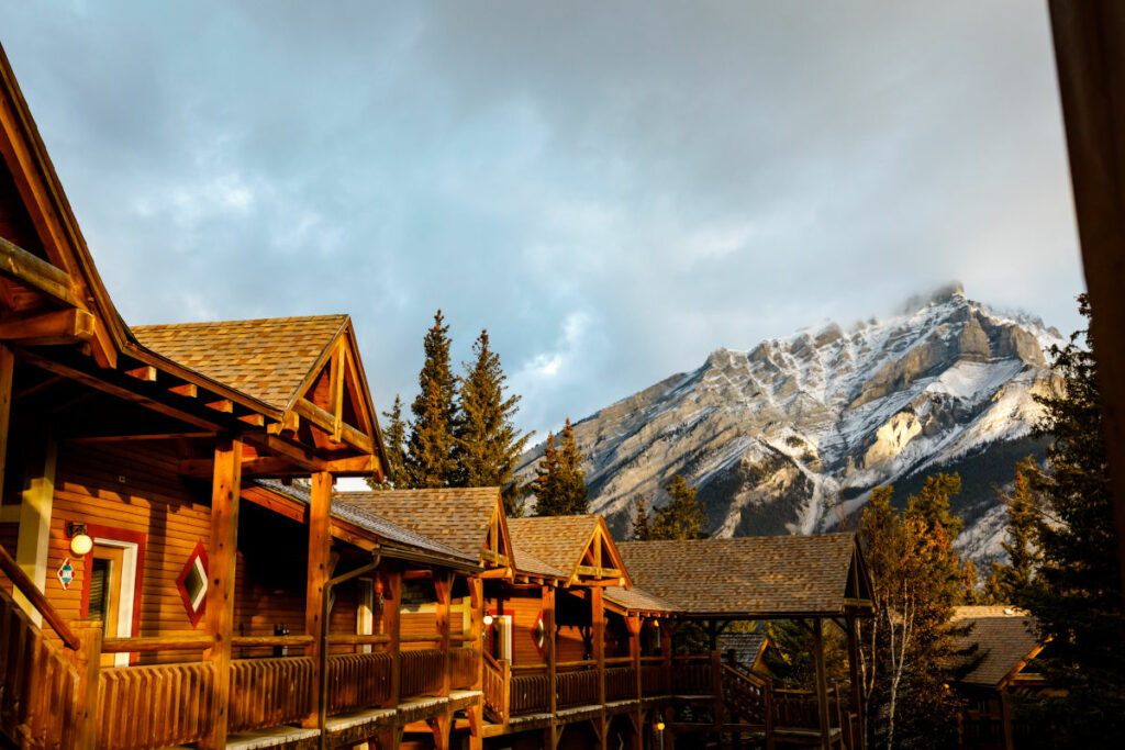 Canada Alberta Banff Buffalo Mountain Lodge montagnes sommets enneigés arbres voyage o-nord