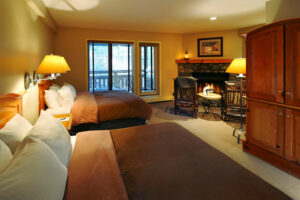 Canada Alberta Banff Buffalo Mountain Lodge chambre Queen cheminée salon table voyage o-nord