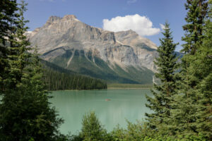 Canada Alberta Banff Emerald Lake Lodge montagnes lac nuages forêts pont voyage o-nord