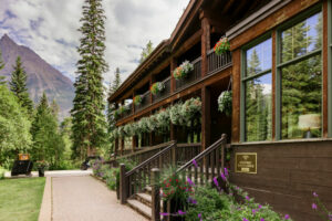 Canada Alberta Banff Emerald Lake Lodge montagnes bâtiment principal fleursnuages forêts pont voyage o-nord