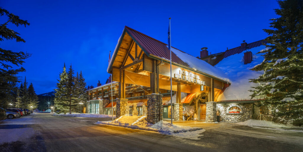 Canada Alberta Banff Post Hotel Spa extérieur entrée principale neige hiver voyage o-nord