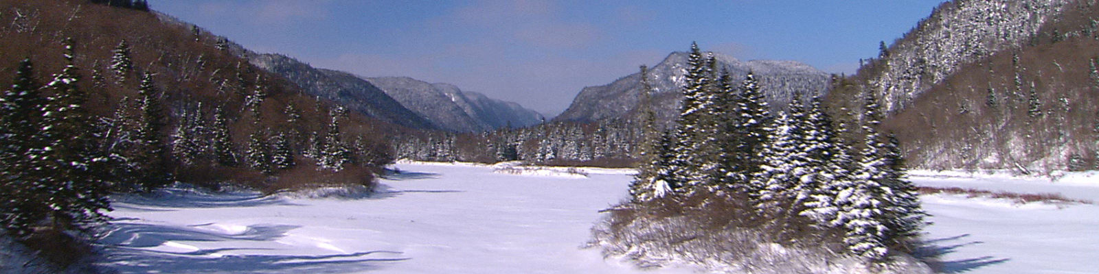 Canada Québec Hiver lacs gelés montagnes arbres voyage o-nord