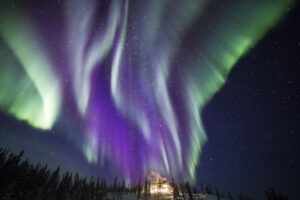 Canada Northwest Territories YellowKnife Blachford Lodge aurores boréales nuit forêt