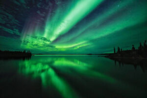 Canada Northwest Territories YellowKnife Blachford Lodge nuit lac aurores boréales forêt