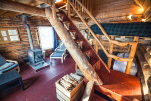 Canada Northwest Territories YellowKnife Blachford Lodge chambre lit fauteuils poêle à bois escaliers