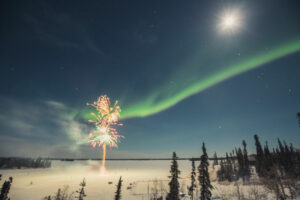 Canada Northwest Territories YellowKnife Blachford Lodge feu d'artifice aurores boréales forêt neige hiver nuit