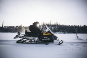 Canada Northwest Territories YellowKnife Blachford Lodge motoneige neige hiver forêt