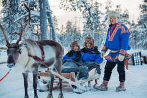 Finlande Laponie Ivalo Saariselkä Kakslauttanen Arctic Resort safari rennes éleveur habit traditionnel neige hiver arbres voyages o-nord