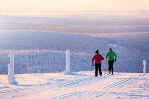 Finlande Laponie Ivalo Saariselkä Kakslauttanen Arctic Resort ski de fond collines sommet neige hiver arbres voyages o-nord