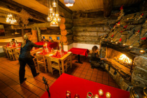 Finlande Laponie Ivalo Saariselkä Kakslauttanen Arctic Resort restaurant cheminée salle tables voyages o-nord