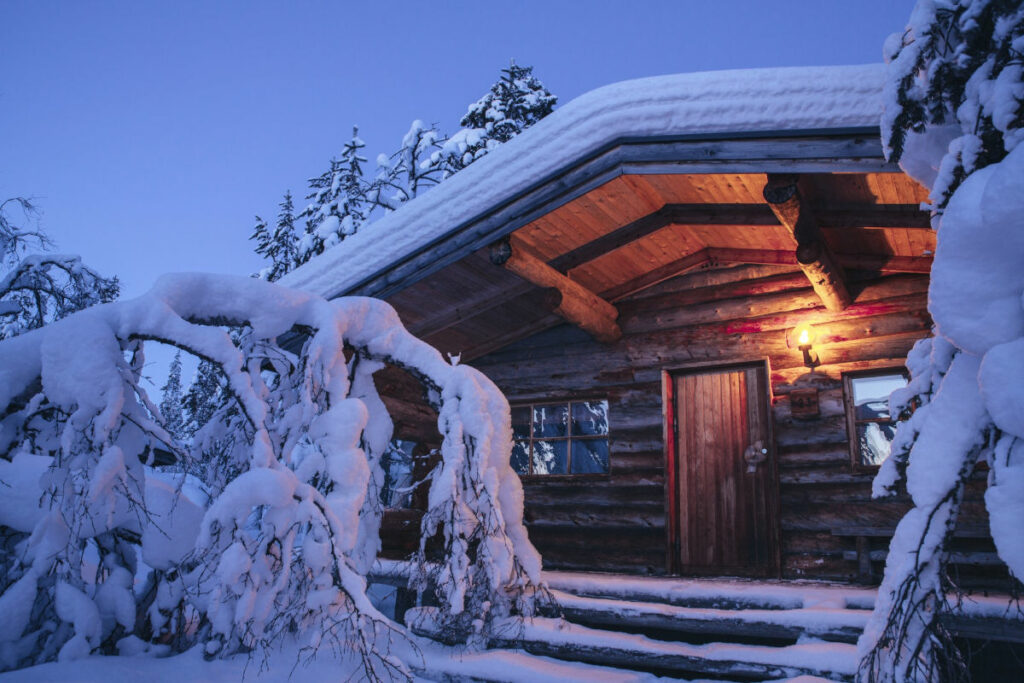 Finlande Laponie Ivalo Saariselkä Kakslauttanen Arctic Resort chalet en bois neige hiver arbres voyages o-nord
