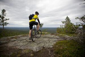 Finlande Laponie Ivalo Saariselkä Kakslauttanen Arctic Resort vélo de montagne paysages rochers arbres voyages o-nord