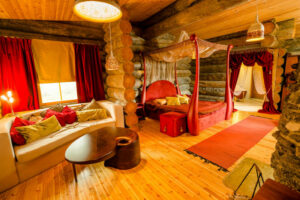 Finlande Laponie Ivalo Saariselkä Kakslauttanen Arctic Resort chalet en bois suite nuptiale hiver arbres voyages o-nord