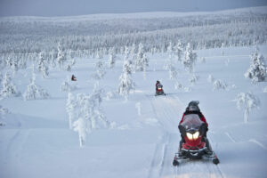 Finlande Laponie Ivalo Saariselkä Kakslauttanen Arctic Resort safari motoneige collines sommet neige hiver arbres voyages o-nord