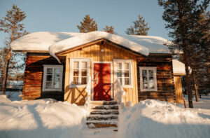 Finlande Laponie Ivalo Saariselkä Kakslauttanen Arctic Resort chalet en bois maison traditionnelle neige hiver arbres voyages o-nord