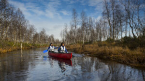 Finlande Laponie Ivalo Saariselkä Kakslauttanen Arctic Resort balade canoë rivière arbres voyages o-nord