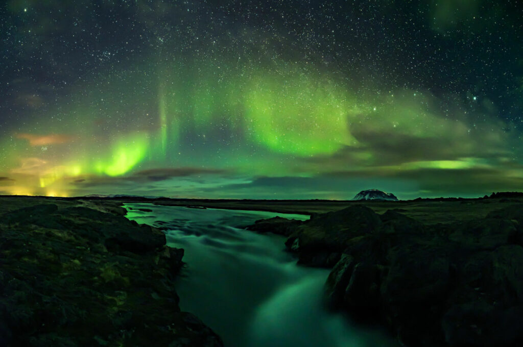 Islande aurores boréales montagnes rivière nuit voyage o-nord