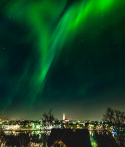 Islande Reykjavik aurores boréales ville nuit cathédrale Hallgrímskirkja voyages o-nord