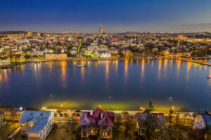 Islande Reykjavik lac Tjörnin nuit ville église Hallgrímskirkja voyages o-nord