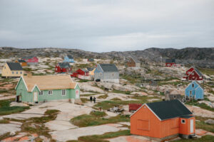 Groenland Oqaatsut maisons colorées promeneurs été voyage o-nord
