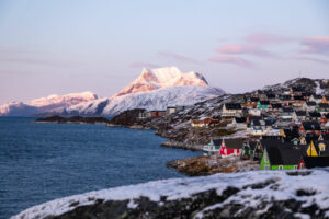 Groenland Nuuk capitale vue maisons colorées montagnes neige voyages o-nord