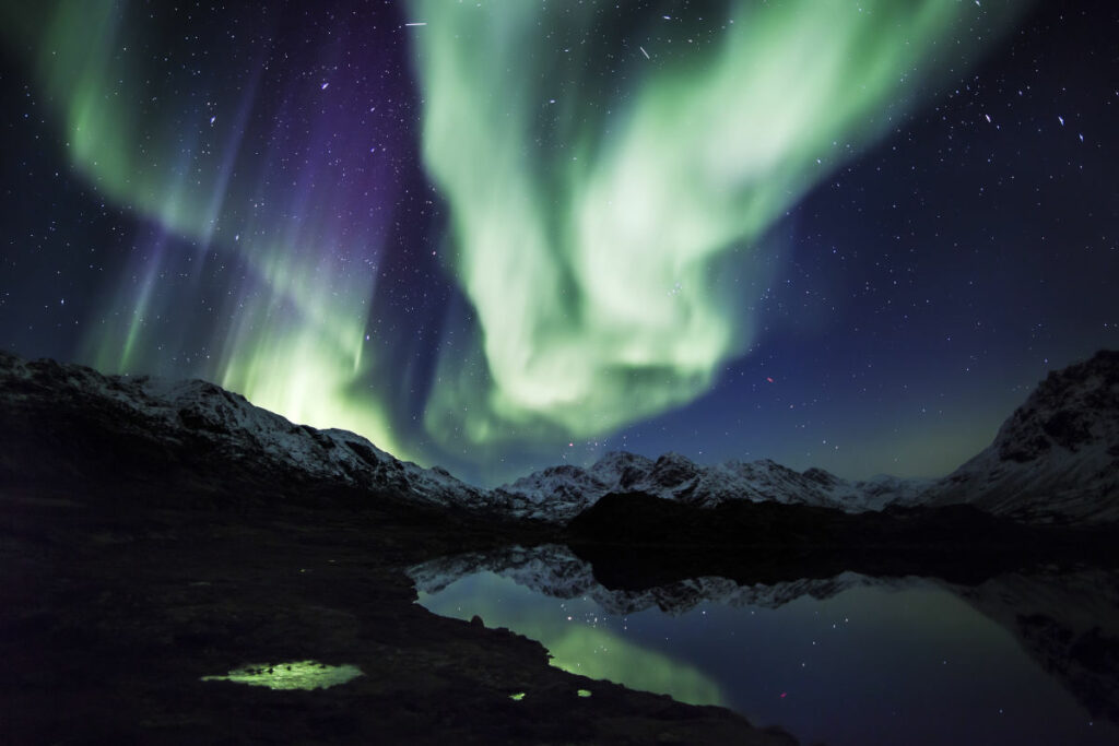 Groenland Sisimiut aurores boréales montagnes neige sommets lac nuit étoiles voyages o-nord