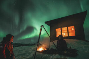 Norvège Alta Bjørnfjell Mountain Lodge sommet cabane aurores boréales feu de camp hiver voyages o-nord