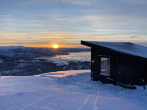 Norvège Alta Bjørnfjell Mountain Lodge sommet neige montagnes voyages o-nord