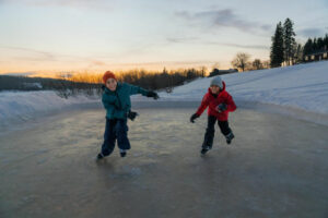 Alberta Smoky Lake Métis Crossing enfants patin glace neige voyages o-nord