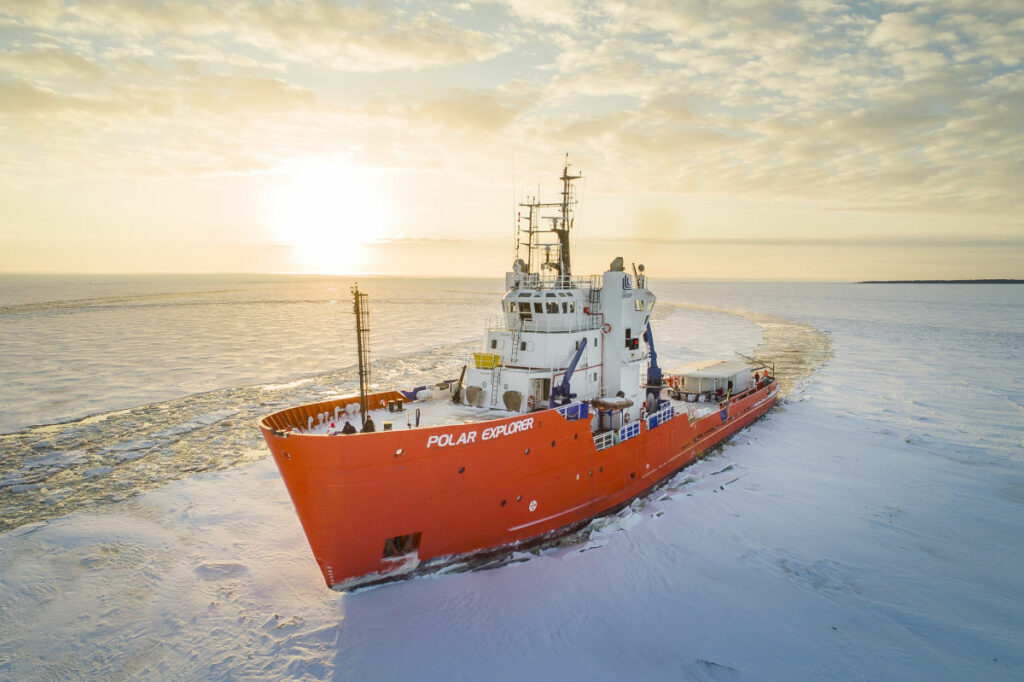 Suède Båtskärsnäs Laponie brise glace Explorer croisière hiver glace navigation mer Botnie voyages o-nord