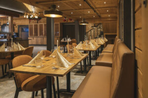 Finlande Laponie Muonio Harriniva Adventure Resort restaurant tables chaises bancs gens voyages o-nord