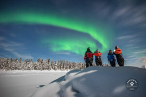 Finlande Laponie Muonio Harriniva Adventure Resort balade raquettes aurores boréales neige forêts arbres enneigés gens voyages o-nord